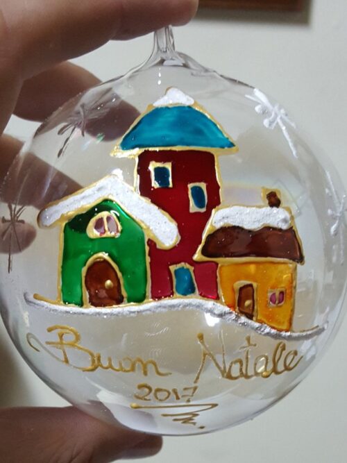 Pallina di Natale in vetro trasparente decorata con casette innevate