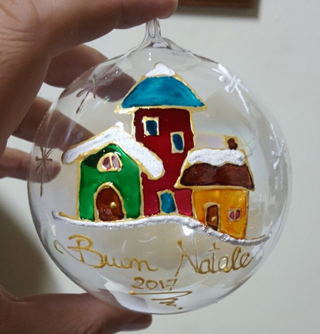 Pallina di Natale in vetro trasparente decorata con casette innevate