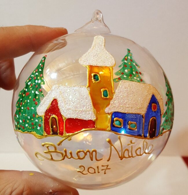 Pallina di Natale in vetro trasparente decorata con casette