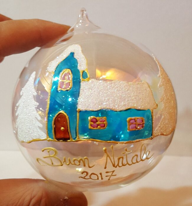 Pallina di Natale in vetro trasparente decorata con casetta innevata - immagine 2