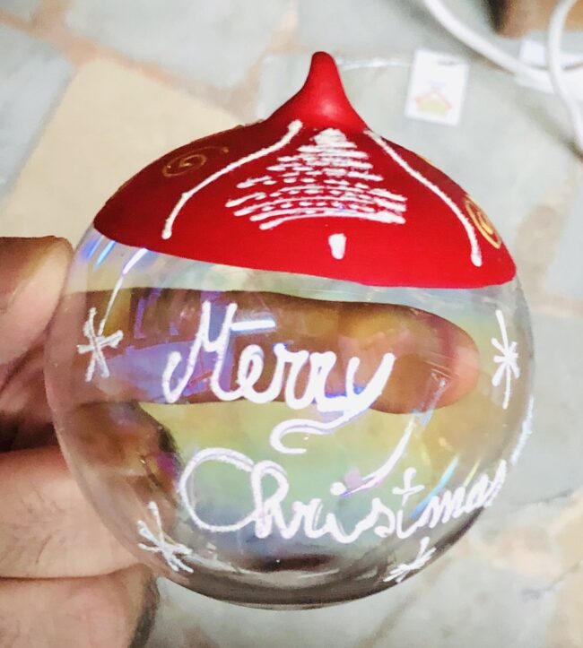 Pallina di Natale in vetro trasparente decorata con Alberi natalizi.