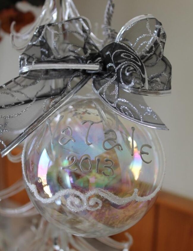 Pallina natalizia con decorazione e scritta Natale + anno