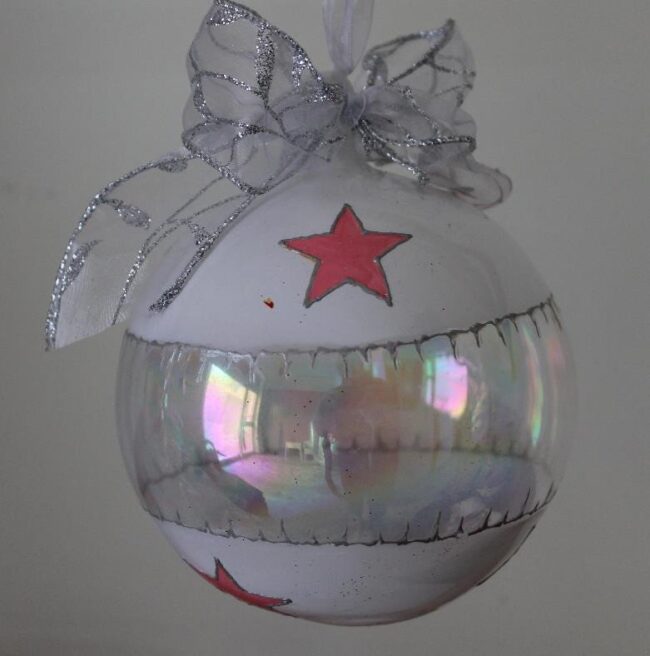 Pallina in vetro decorata a mano con cuore rosso e personalizzazione