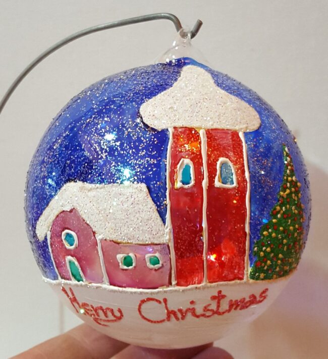 Pallina di Natale in vetro trasparente decorata con casette - immagine 4
