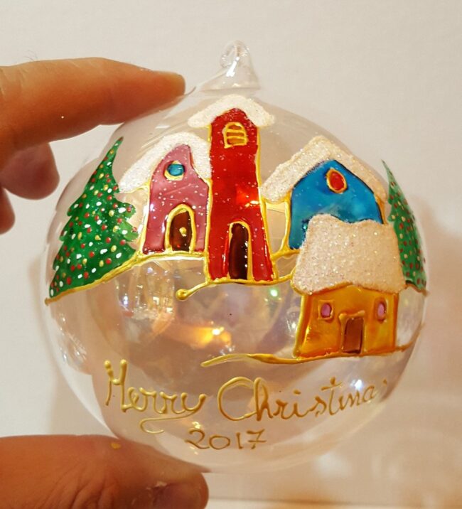 Pallina di Natale in vetro trasparente decorata con casette - immagine 2