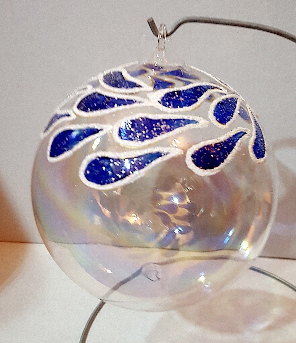 Pallina di Natale in vetro con petali rossi - immagine 2