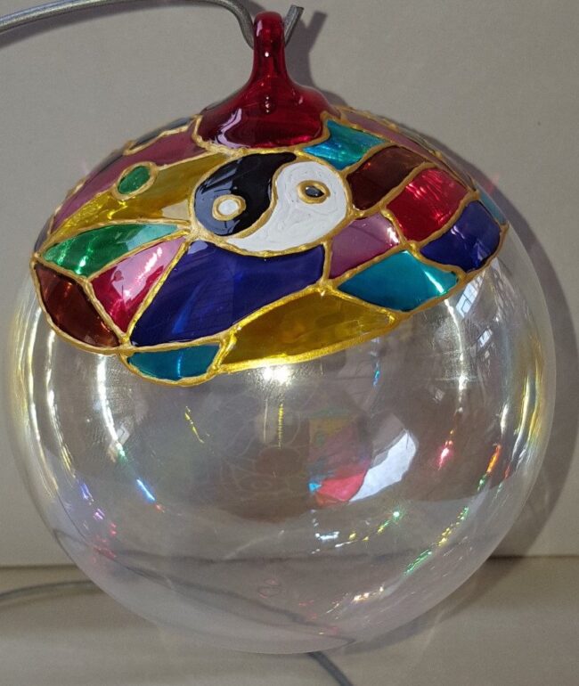 Pallina di Natale in vetro multicolor con Yin & Yang - immagine 3