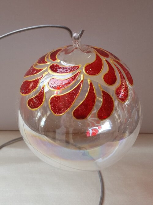 Pallina di Natale in vetro con petali rossi