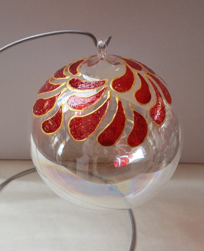 Pallina di Natale in vetro con petali rossi