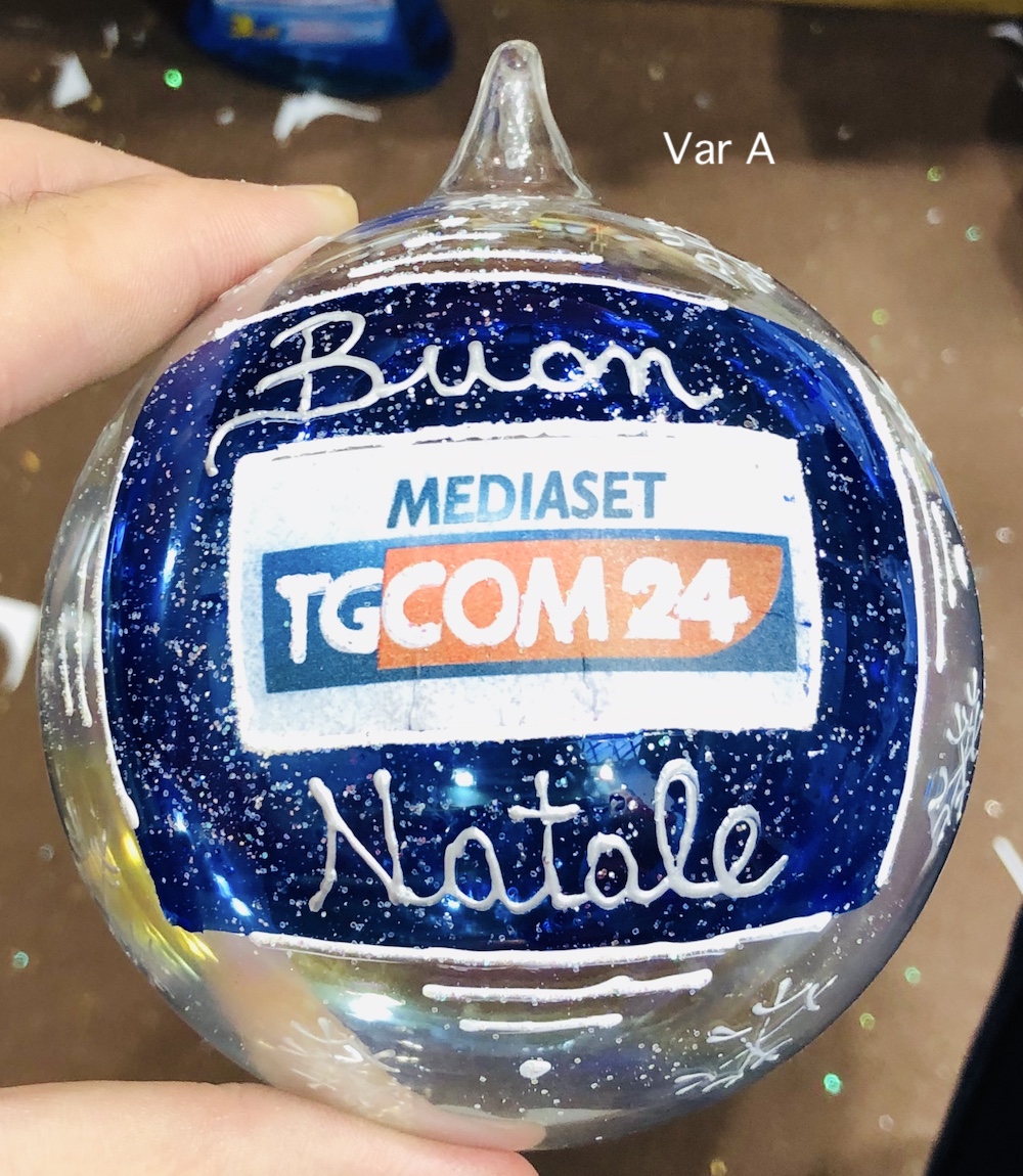 Pallina di Natale in vetro trasparente decorata " come vuoi tu".. - immagine 2