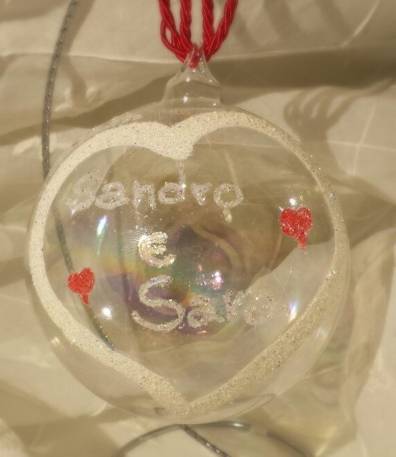 Pallina in vetro decorata con effetto neve e scritta personalizzabile
