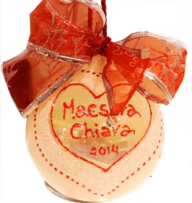 Pallina di Natale in vetro personalizzabile con cuore bianco - immagine 2