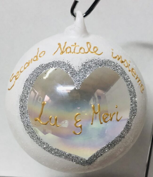 Pallina di Natale in vetro personalizzabile con cuore bianco